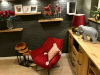 czerwony fotel EGON w domu , inspiracje wnętrza z czerwonym akcentem , cegła malowana na kolor grafitowy