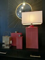 Inne Meble Katowice. Czerwone ceramiczne pojemniki w dwóch wielkościach, z tej samej kolekcji portugalska, ceramiczna lampa, złote lustro, złote, ażurowe świeczniki