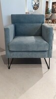 Niski fotel w sztruksowej tkaninie, fotel na metalowych nogach, ciekawy fotel do sypialni, salon wnętrz Lublin