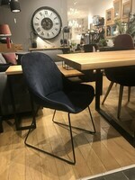 Tapicerowane niebieskie krzesło, nogi typu płoza, polski producent