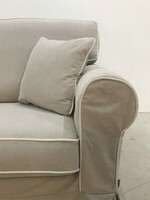 Kanapa Chicago wykończona dekoracyjną kedrą, dwie małe poduszki, sofa do spania, salon meblowy Lublin