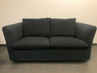 Szara sofa w aksamitnej tkaninie, mała kanapa, dwuosobowa sofa do salonu, salon meblowy Lublin