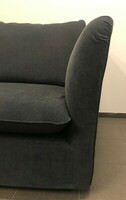 Sofa Revival w szarej tkaninie velvet, wąski boczek, luźny pokrowiec, polski producent