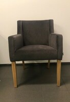Szary fotel w aksamitnej tkaninie, polski producent, wysoki podłokietnik, idealny do jadalni czy salonu