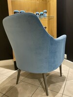 Mały, wygodny fotel FIONA idealny dodatek do wnętrza, fotel w błękitnej tkaninie Aquaclean,