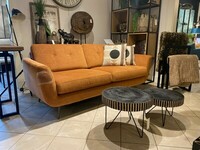 Trzyosobowa, wypoczynkowa sofa o wyrazistej formie i mocnym kolorze