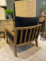 Karetta fotel z drewnianymi podłokietnikami, w przyjemnej w dotyku tkaninie welurowej