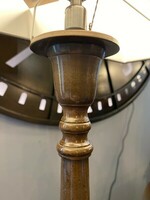 Klasyczna, elegancka lampa wykonana z metalu w kolorze brązowym