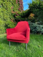 Elegancki czerwony fotel