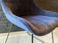 Małe niebieskie krzesło w aksamitnej tkaninie, niski podłokietnik,krzesła do jadalni lub biura