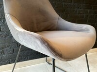 Layla Low krzesło w welurowej tkaninie na czarnych metalowych nóżkach