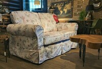kanapa dwuosobowa w luźnym pokrowcu, sofa w pokrowcu z falbaną, kwiecista sofa
