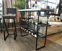 Konsola, barek na wino do salonu. Blat z egzotycznego drewna teak, dwie półki na butelki z frezowanym dębowym frontem, płozy o przekroju 20 x 20 mm w kolorze czarnym, pulverit