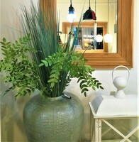 lustro w ramie z drewna tekowego, kolor naturalny drewna, wazon zielony, świecznik biały typu latarnia 