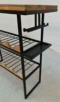 Konsola, barek na wino do salonu. Blat z egzotycznego drewna teak, dwie półki na butelki z frezowanym dębowym frontem, płozy o przekroju 20 x 20 mm w kolorze czarnym, pulverit