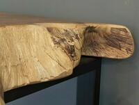 Oryginalna konsolka z tekowym blatem, płozy o przekroju 40 x 20 mm, malowane proszkowo na kolor czarny pulverit