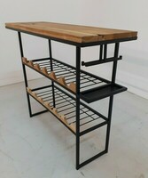 Konsola, barek na wino do salonu. Blat z egzotycznego drewna teak, dwie półki na butelki z frezowanym dębowym frontem, płozy o przekroju 20 x 20 mm w kolorze czarnym, pulverit