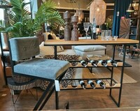 Konsola, barek na wino do salonu. Blat z egzotycznego drewna teak, dwie półki na butelki z frezowanym dębowym frontem, płozy o przekroju 20 x 20 mm w kolorze czarnym, pulverit