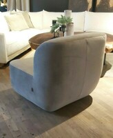 Fotel z obrotową podstawą, fotel w obłym kształcie