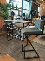 Konsola, barek na wino do salonu. Blat z egzotycznego drewna teak, dwie półki na butelki z frezowanym dębowym frontem, płozy o przekroju 20 x 20 mm w kolorze czarnym, pulverit