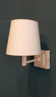 Klasyczny kremowy kinkiet z abażurem doskonale sprawdzi się w roli dodatkowego oświetlenia salonu lub sypialni