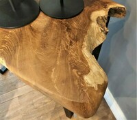 Oryginalna konsolka z tekowym blatem, płozy o przekroju 40 x 20 mm, malowane proszkowo na kolor czarny pulverit