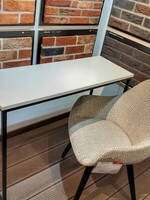 Konsola z białym blatem, wąskie biurko