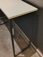 Konsola z białym blatem, wąskie biurko