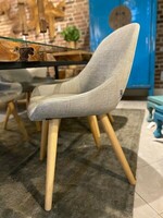 Beżowe krzesło w naturalnej tkaninie, drewniane toczone nogi w kolorze naturalnego dębu, Mti Furninova