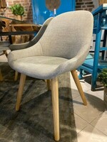 Beżowe krzesło w naturalnej tkaninie, drewniane toczone nogi w kolorze naturalnego dębu, Mti Furninova
