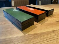 Akcesoria do sushi w dekoracyjnych pudełkach.