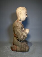 Polichromowana rzeźba siedzącego Buddy