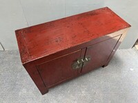 drewniana czerwona szafka 10 cm