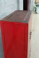 Czerwona szafa o orientalnym designie, Barek wykonany jest z drewna wiązu,  Ciekawym detalem jest miedziana zasuwka, na którą zamykane są drzwiczki.