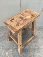 stoliki z jasnego drewna