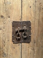 Stare podwójne drzwi wykonane z drewna wiązowego.
