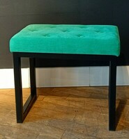Zielony puf na czarnych metalowych nogach, pufy tapicerowane Katowice, ławki z tapicerowanym siedziskiem Katowice 