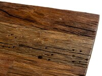 Stół ze starym drewnianym blatem.