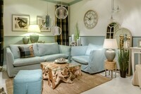 Sofa i fotel Revival, stolik z korzenia tekowego, lampy wiszące Merida