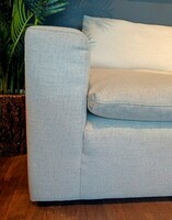 Duża 3-osobowa sofa w jasnej tapicerce z wygodnym siedziskiem z pianki memory