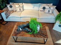 Duża 3-osobowa sofa w jasnej tapicerce z wygodnym siedziskiem z pianki memory