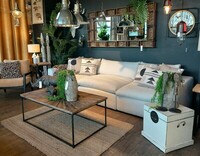 Duża 3-osobowa sofa w jasnej tapicerce z wygodnym siedziskiem z pianki memory