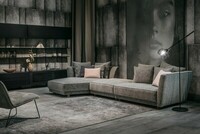 Scarlett sofa modułowa z szezlongiem oraz fotel Fly w aranżacji