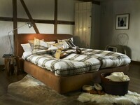 W aranżacji łóżko Shabby Bed tapicerowane skórą naturalną 