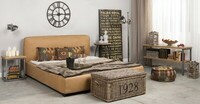 W aranżacji łóżko Shabby Bed tapicerowane skórą naturalną 