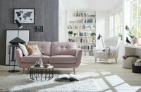 Różowa sofa z dekoracyjnymi guzikami
