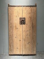 Stare drzwi z drewna wiązowego, drzwi z metalowymi okuciami, pomysł na zagłówek do łóżka
