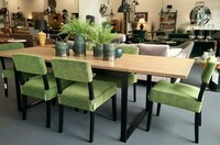 Zielone krzesła Toro w tkaninie Aquaclean, stół rozkładany z kolekcji MEBLE NA WYMIAR 