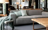 Vesta sofa ze szwem francuskim, stolik niski z unikatowym blatem ze starych drzwi 