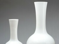 Biały wysoki wazon z długą szyjką, ceramiczny wazon, białe dodatki do domu.